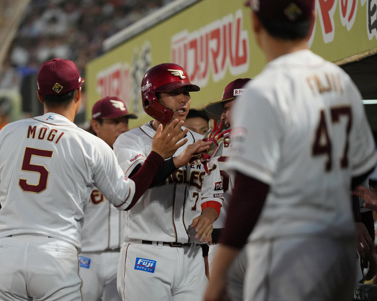 楽天対巨人　4回裏楽天2死一、三塁、フランコに先制中適時打で三塁から生還し、ナインに迎えられる鈴木大（中央）（撮影・菅敏）