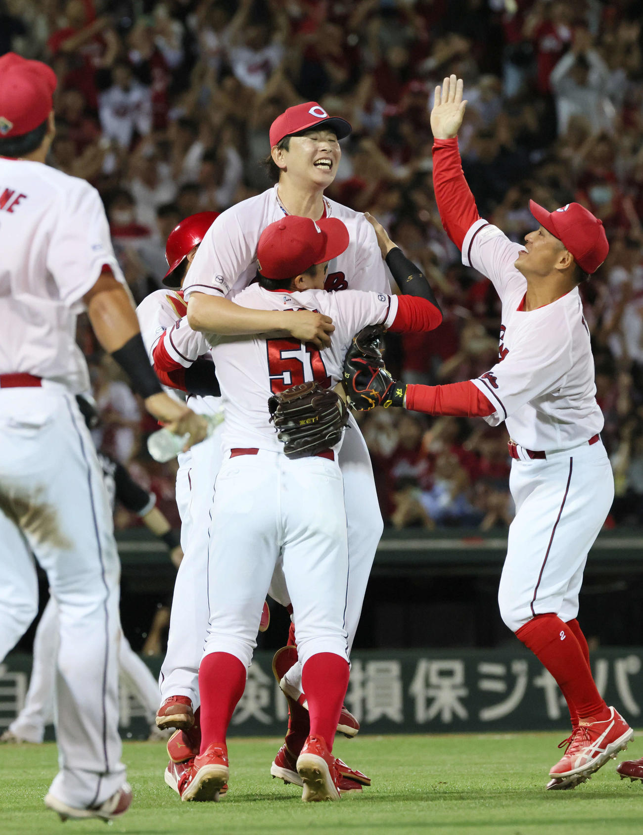 7日のロッテ戦でノーヒットノーランを達成した大瀬良大地（中央）