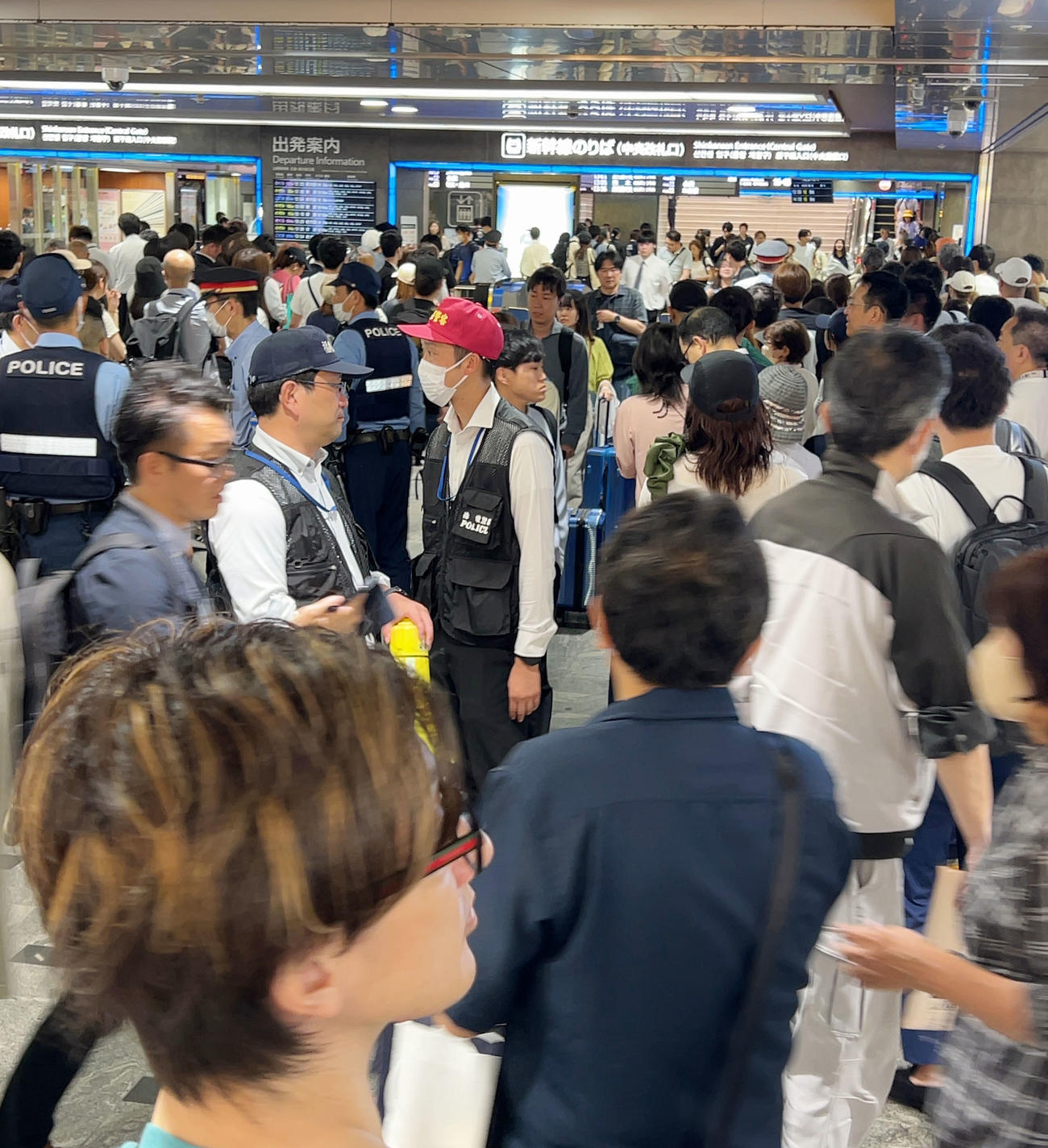 選手到着を待つ阪神ファンの警備にあたる警察官の姿も（撮影・加藤哉）