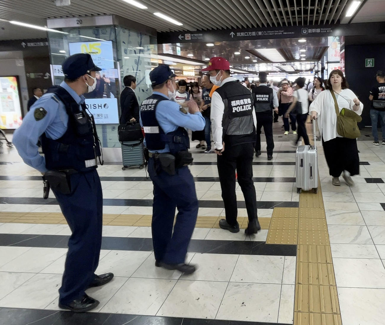 選手到着を待つ阪神ファンの警備にあたる警察官の姿も（撮影・加藤哉）