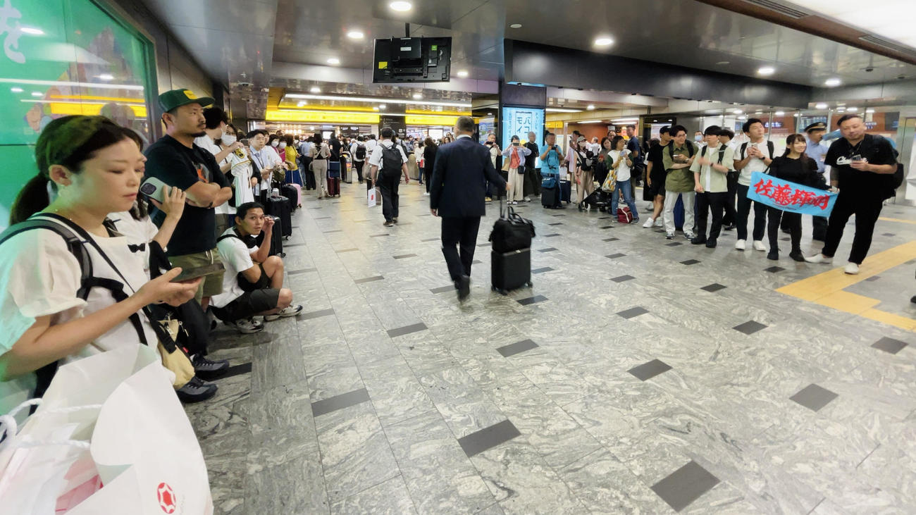 選手到着を待つ阪神ファンの警備にあたる警察官の姿も（撮影・加藤哉）