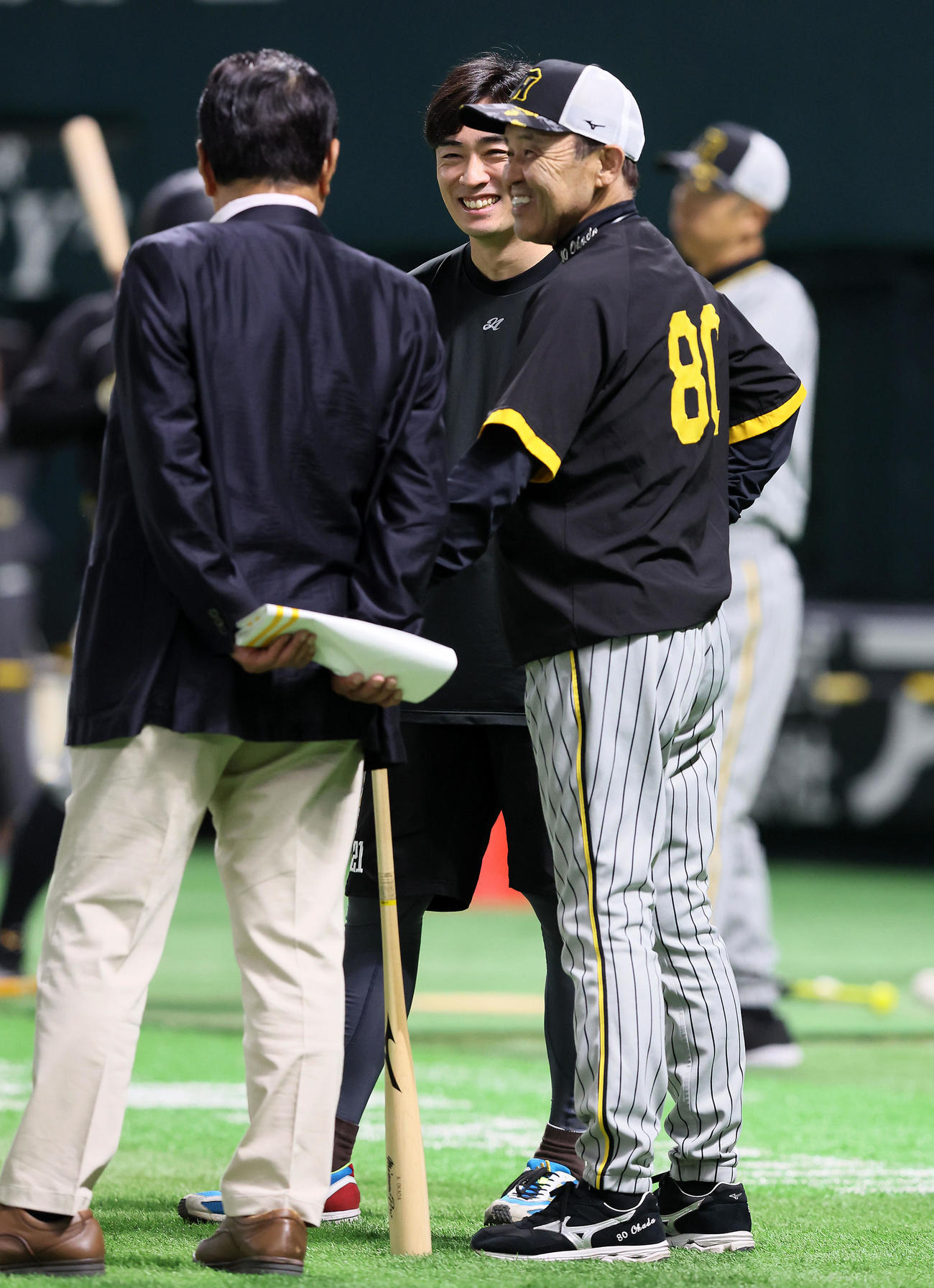 ソフトバンク対阪神　和田（中央）と談笑する岡田監督（撮影・加藤哉）