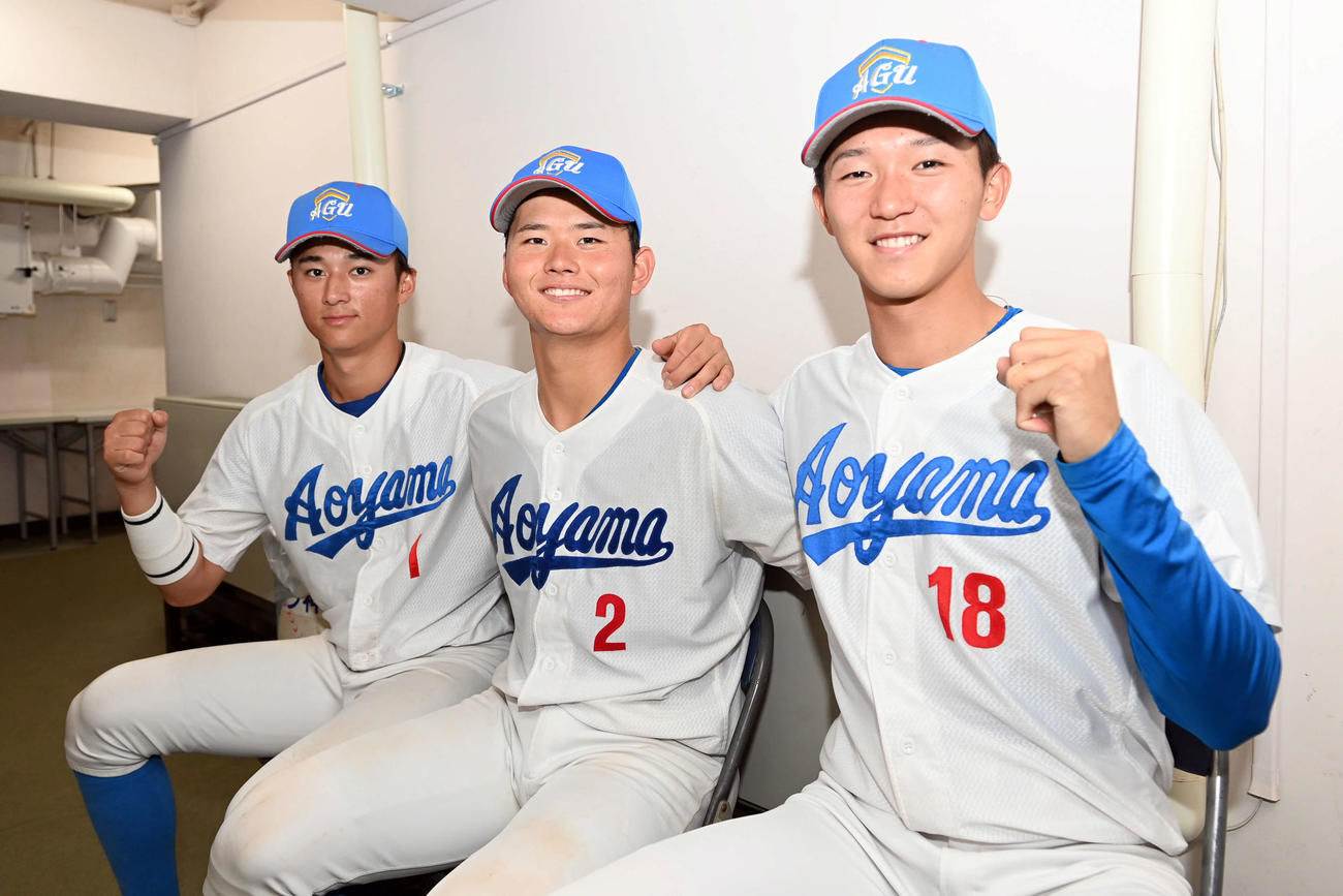 中京大対青学大　中京大に勝利し笑顔でポーズを決める、左から青学大・佐々木、渡部、鈴木（2024年6月13日撮影）