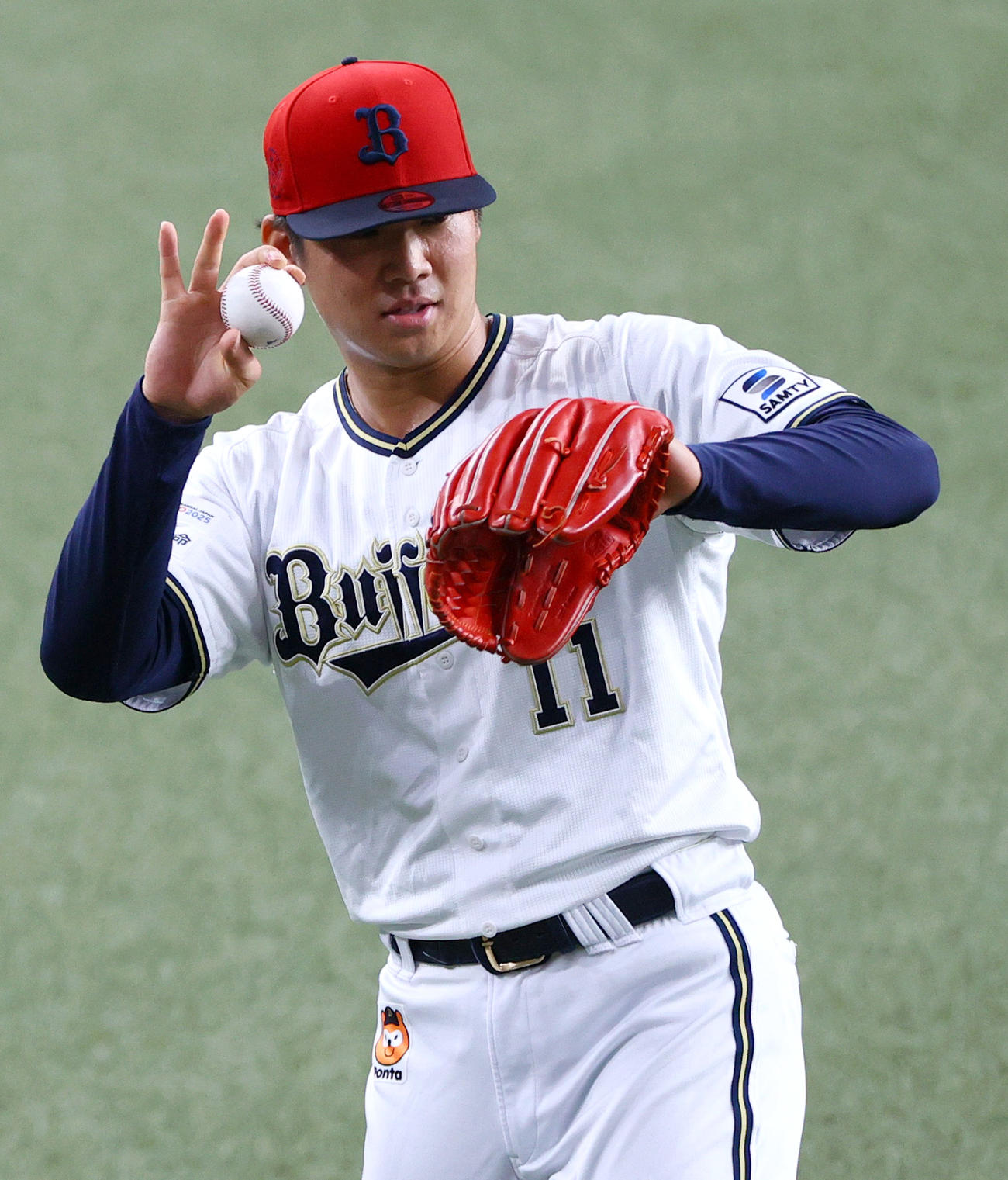 オリックス対ヤクルト　試合前の練習でキャッチボールする山下（撮影・上山淳一）
