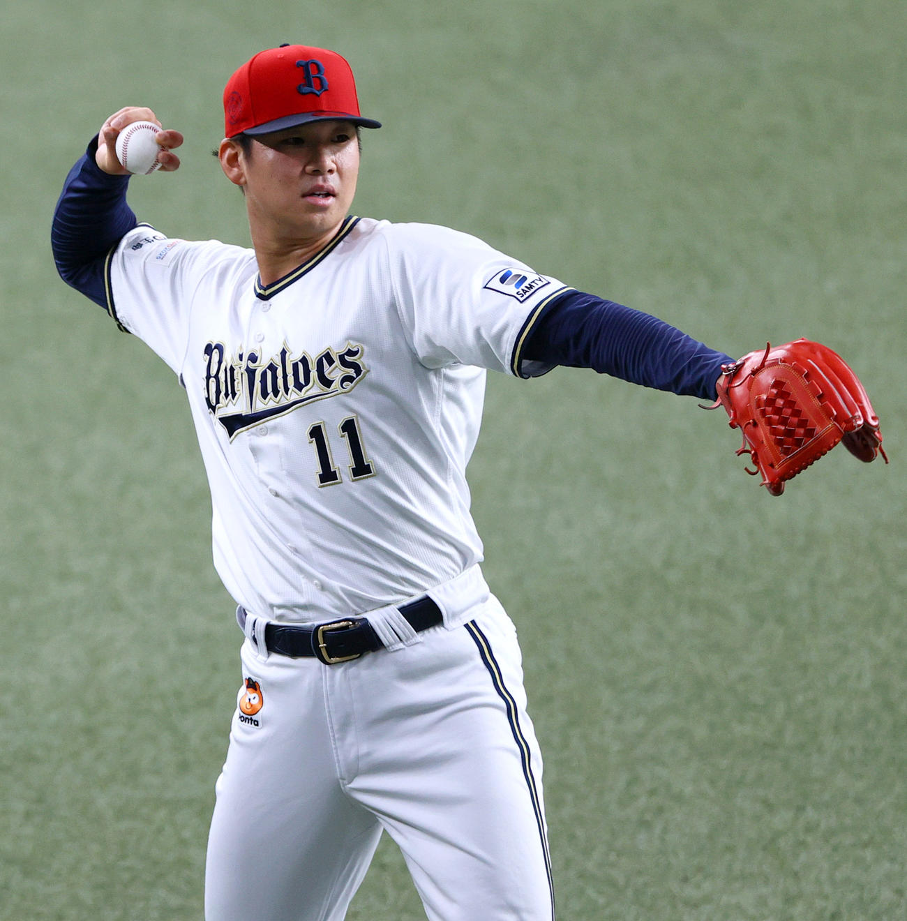 オリックス対ヤクルト　試合前の練習でキャッチボールする山下（撮影・上山淳一）
