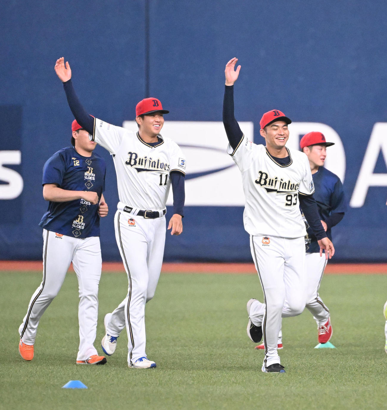 オリックス対ヤクルト　笑顔でウオームアップする山下（左）と佐藤（撮影・和賀正仁）