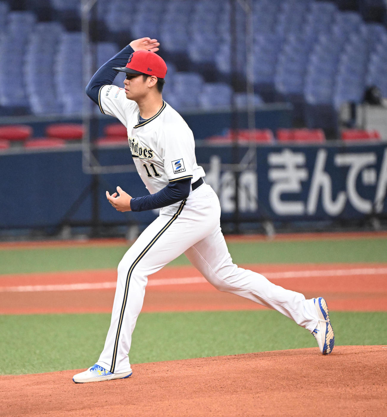 オリックス対ヤクルト　京セラドームのマウンドを確認するオリックス山下（撮影・和賀正仁）