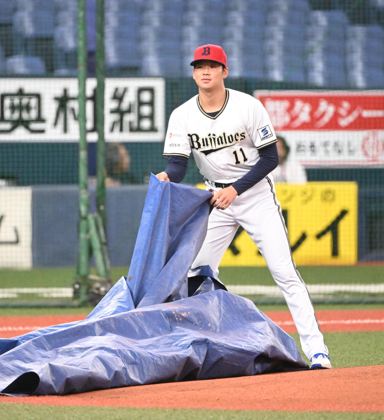オリックス対ヤクルト　京セラドームのマウンドを確認するオリックス山下（撮影・和賀正仁）