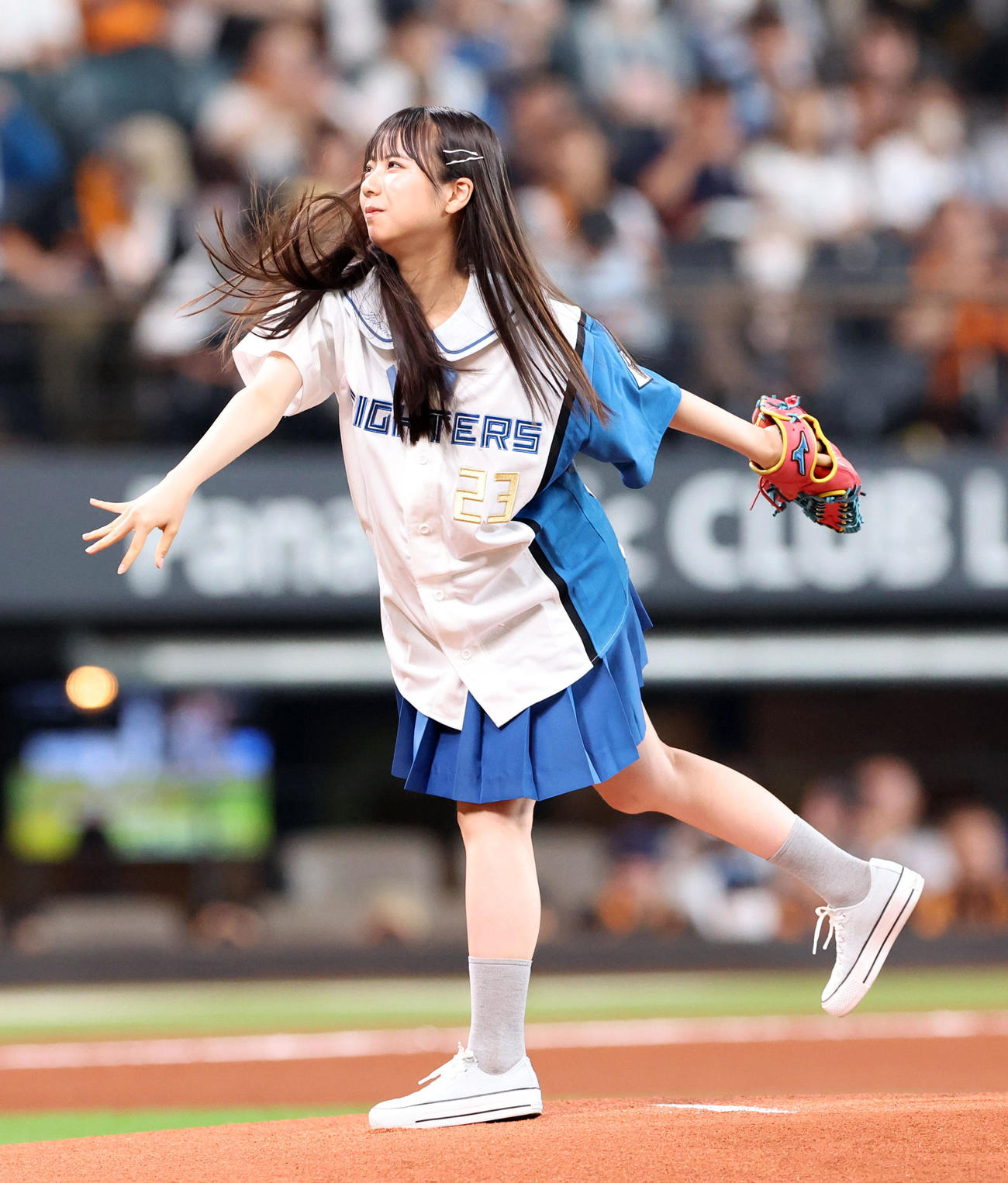 日本ハム対巨人　ファーストピッチを務める僕が見たかった青空の工藤唯愛（撮影・佐藤翔太）