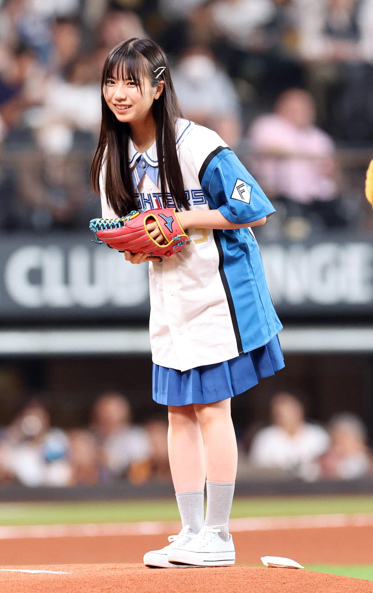 日本ハム対巨人　ファーストピッチを務める僕が見たかった青空の工藤唯愛（撮影・佐藤翔太）