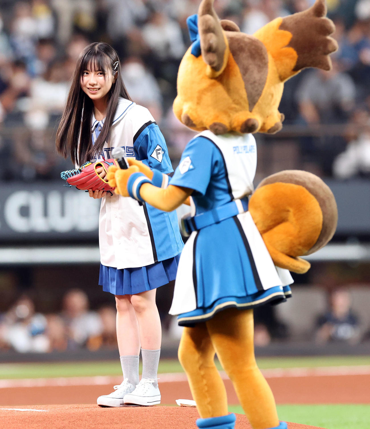 日本ハム対巨人　ファーストピッチを務める僕が見たかった青空の工藤唯愛（撮影・佐藤翔太）
