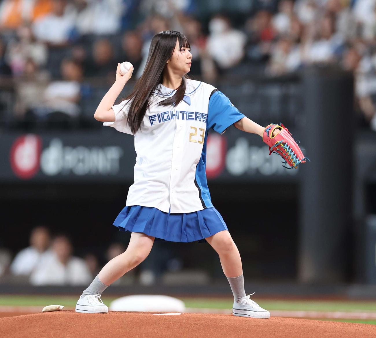 日本ハム対巨人　ファーストピッチセレモニーで投球する「僕が見たかった青空」の工藤唯愛（撮影・黒川智章）