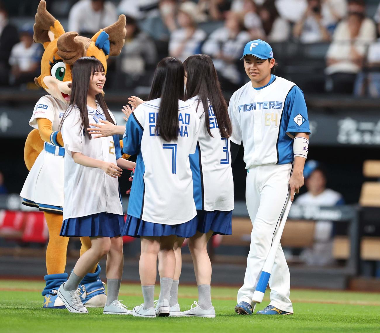 日本ハム対巨人　ファーストピッチセレモニーで投球した「僕が見たかった青空」の工藤唯愛（左）。みぎは田宮（撮影・黒川智章）