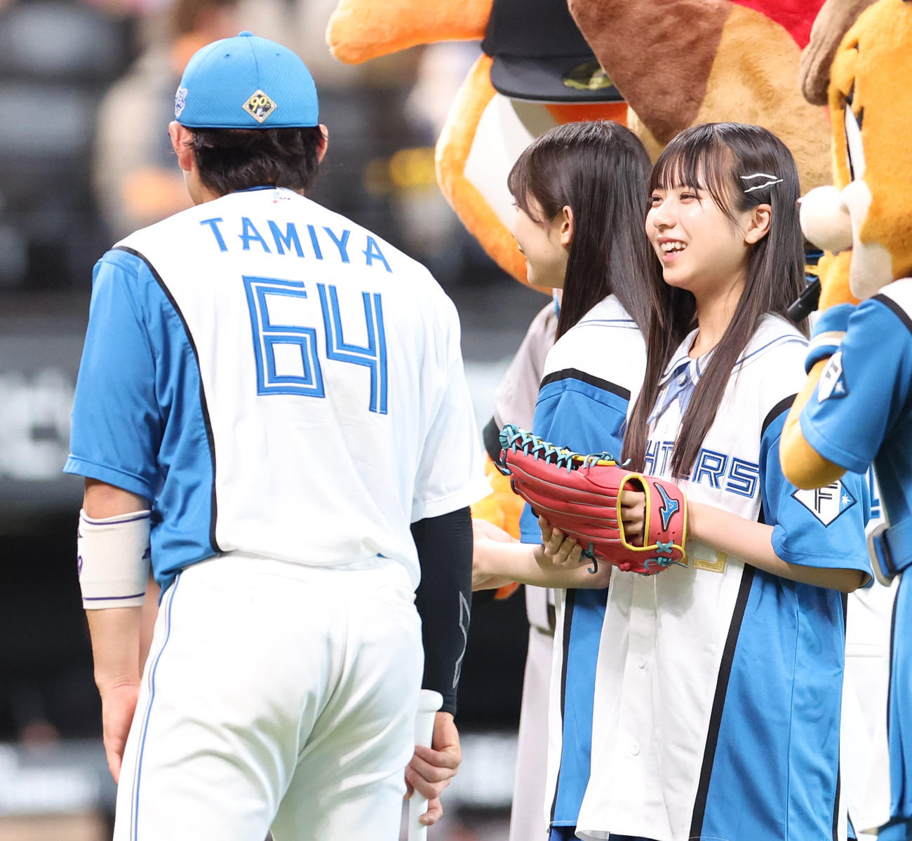 日本ハム対巨人　あいさつする日本ハム田宮（左）とファーストピッチを務めた僕が見たかった青空の工藤唯愛（撮影・佐藤翔太）