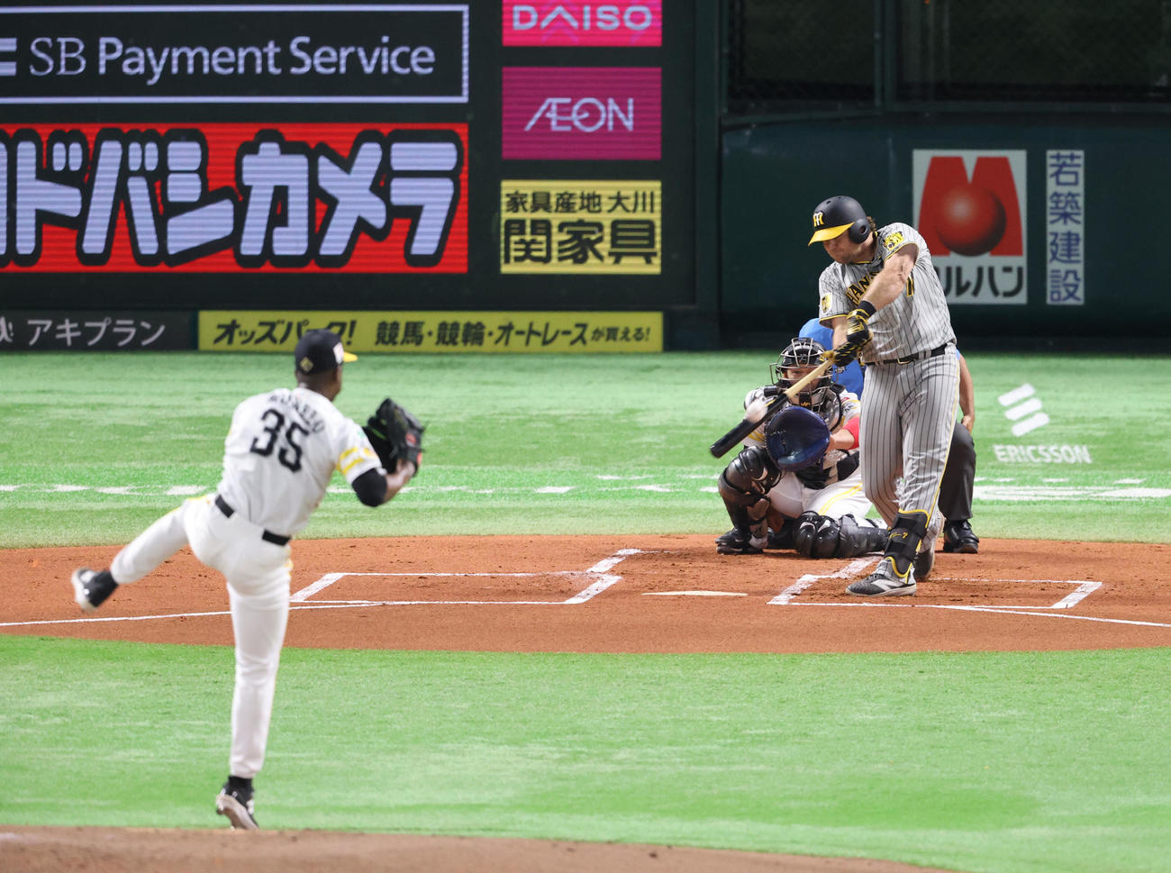 ソフトバンク対阪神　1回表阪神2死、ノイジーは左越え二塁打を放つ（撮影・梅根麻紀）