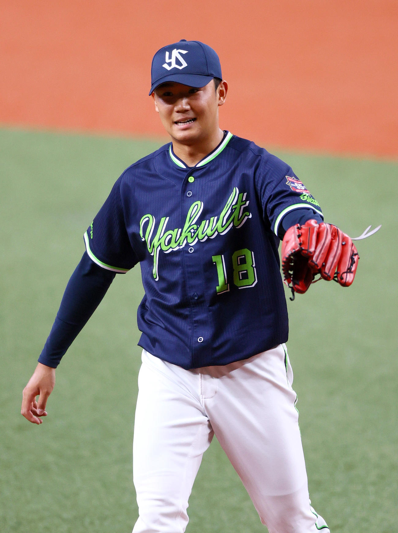 オリックス対ヤクルト　ヤクルト先発の奥川は初回を無失点に終え笑顔を見せる（撮影・上山淳一）