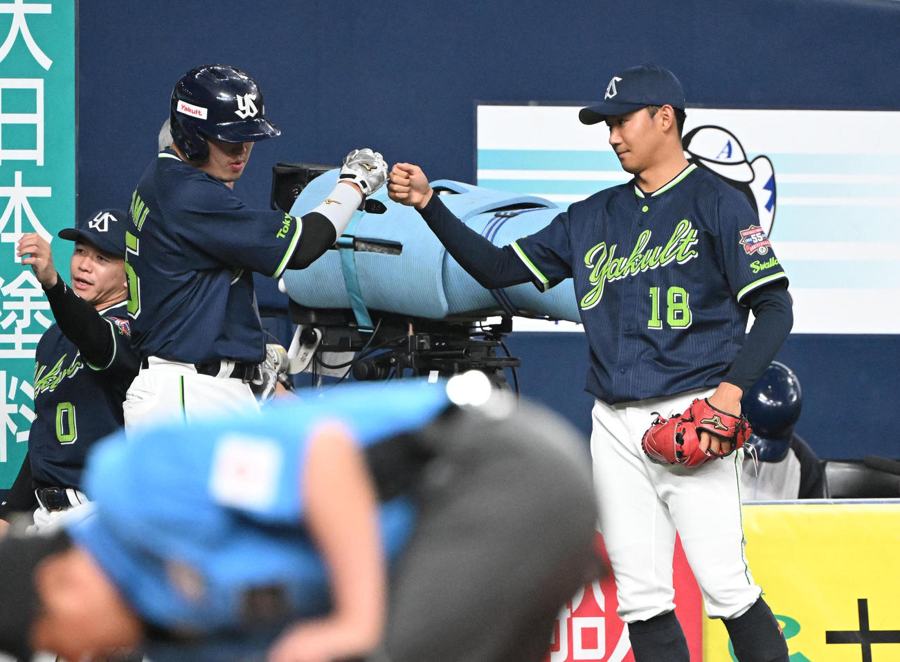 オリックス対ヤクルト　3回表ヤクルト2死一、二塁、サンタナの2点適時二塁打で生還した村上（左）とタッチする奥川（撮影・和賀正仁）