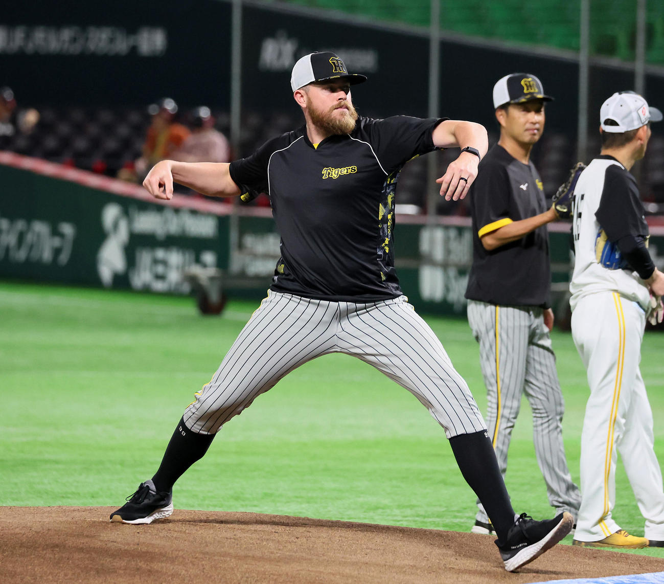 ソフトバンク対阪神　マウンドを確認するビーズリー（撮影・加藤哉）