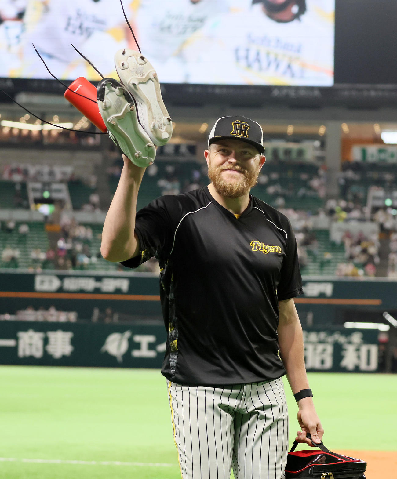 ソフトバンク対阪神　練習を終えファンに手を振るビーズリー（撮影・加藤哉）