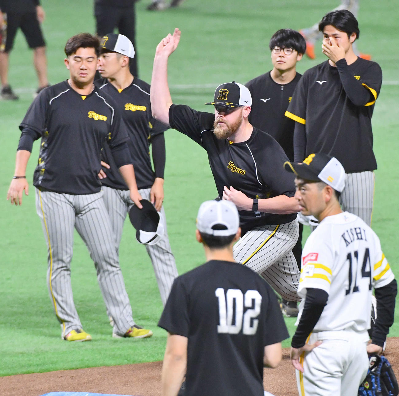 ソフトバンク対阪神　マウンドを確認するビーズリー（撮影・岩下翔太）