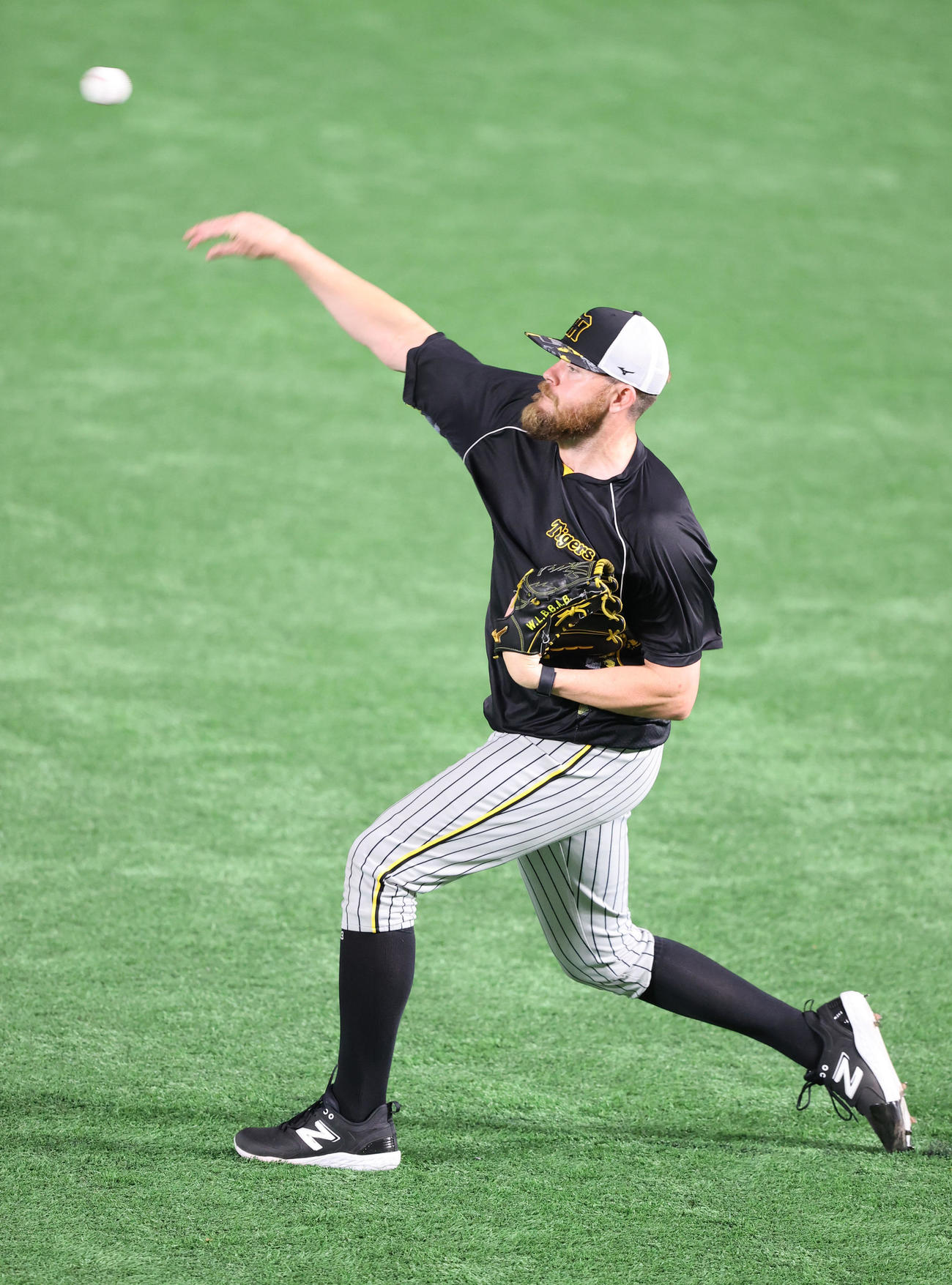 ソフトバンク対阪神　チームに合流したビーズリーはキャッチボールで調整（撮影・梅根麻紀）