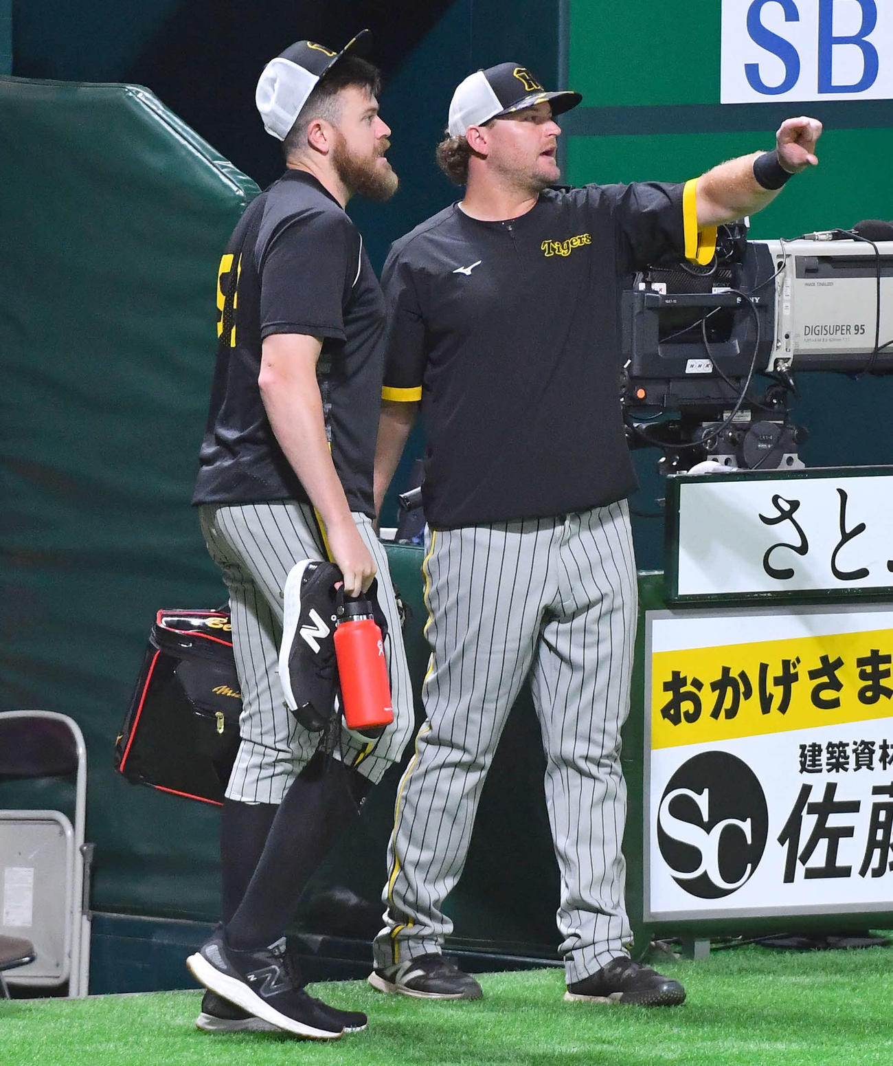 ソフトバンク対阪神　ビーズリー（左）と話すノイジー（撮影・岩下翔太）