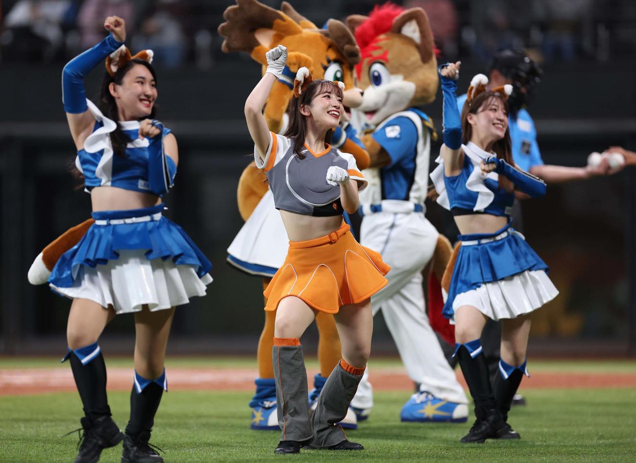 日本ハム対巨人　「きつねダンス」を踊るヴィーナス（撮影・黒川智章）