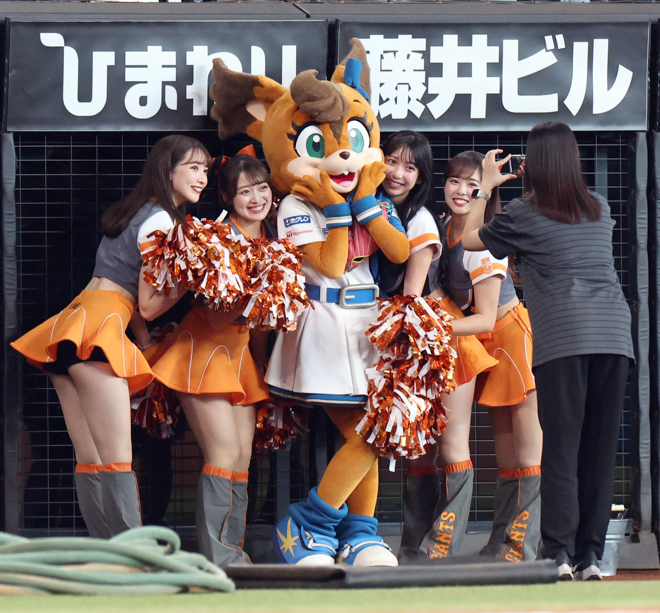 日本ハム対巨人　試合前、フォトセッションをする巨人マスコットガール「ヴィーナス」と日本ハムマスコットキャラクターのポリー（撮影・佐藤翔太）