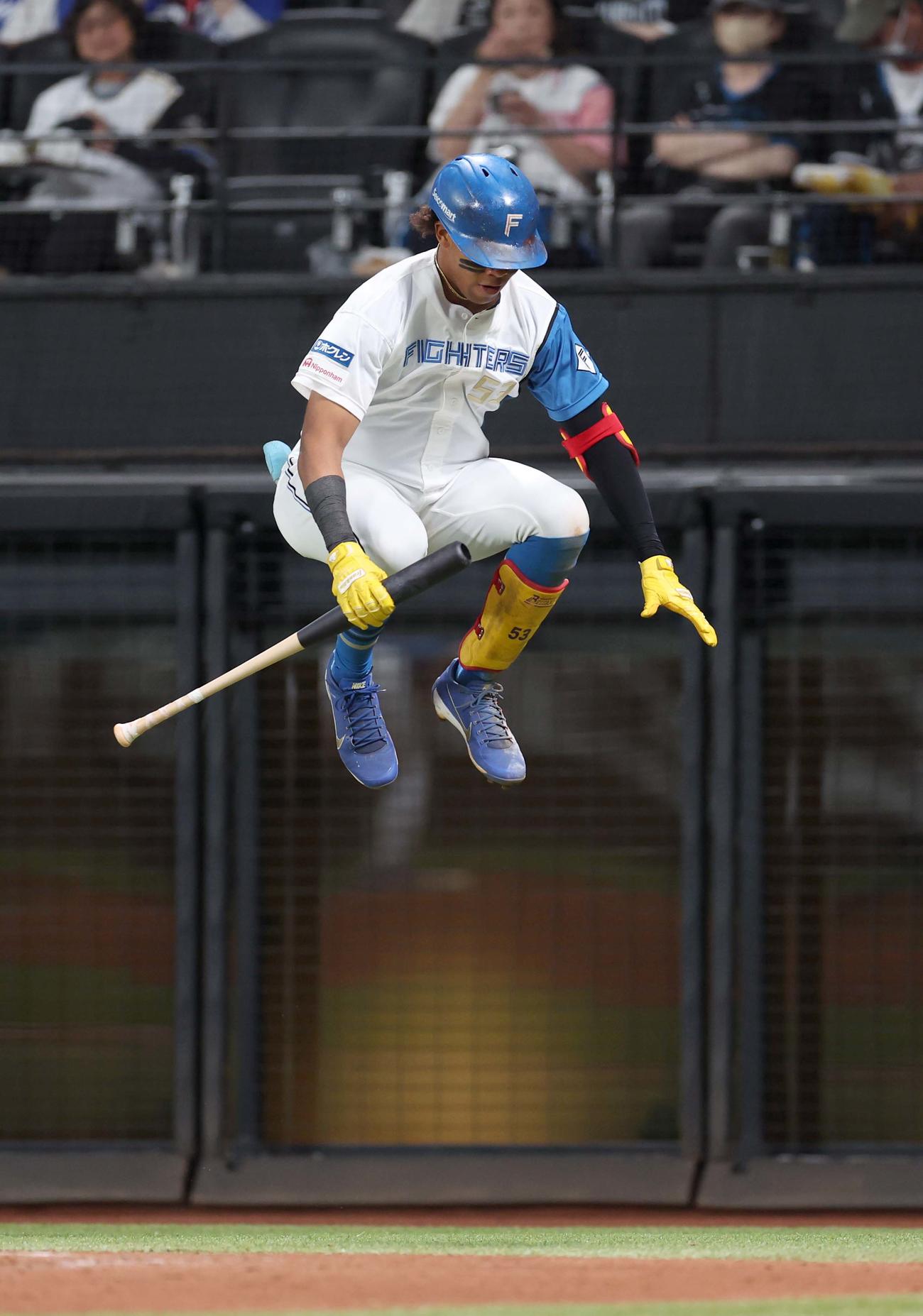 打席前にジャンプする日本ハム水谷瞬
