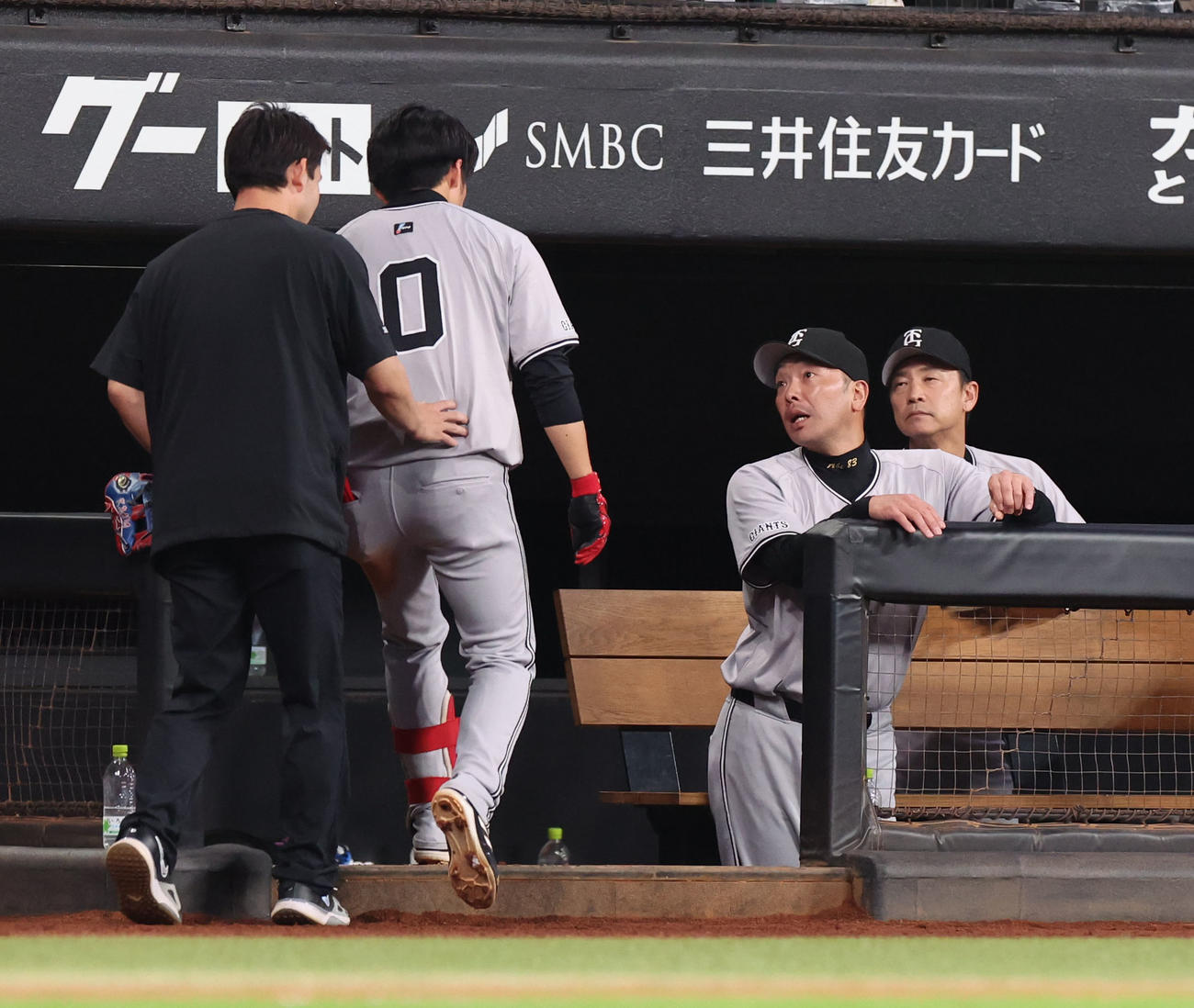 日本ハム対巨人　7回表巨人無死、負傷しベンチに戻る増田（左）を心配する阿部監督（撮影・佐藤翔太）