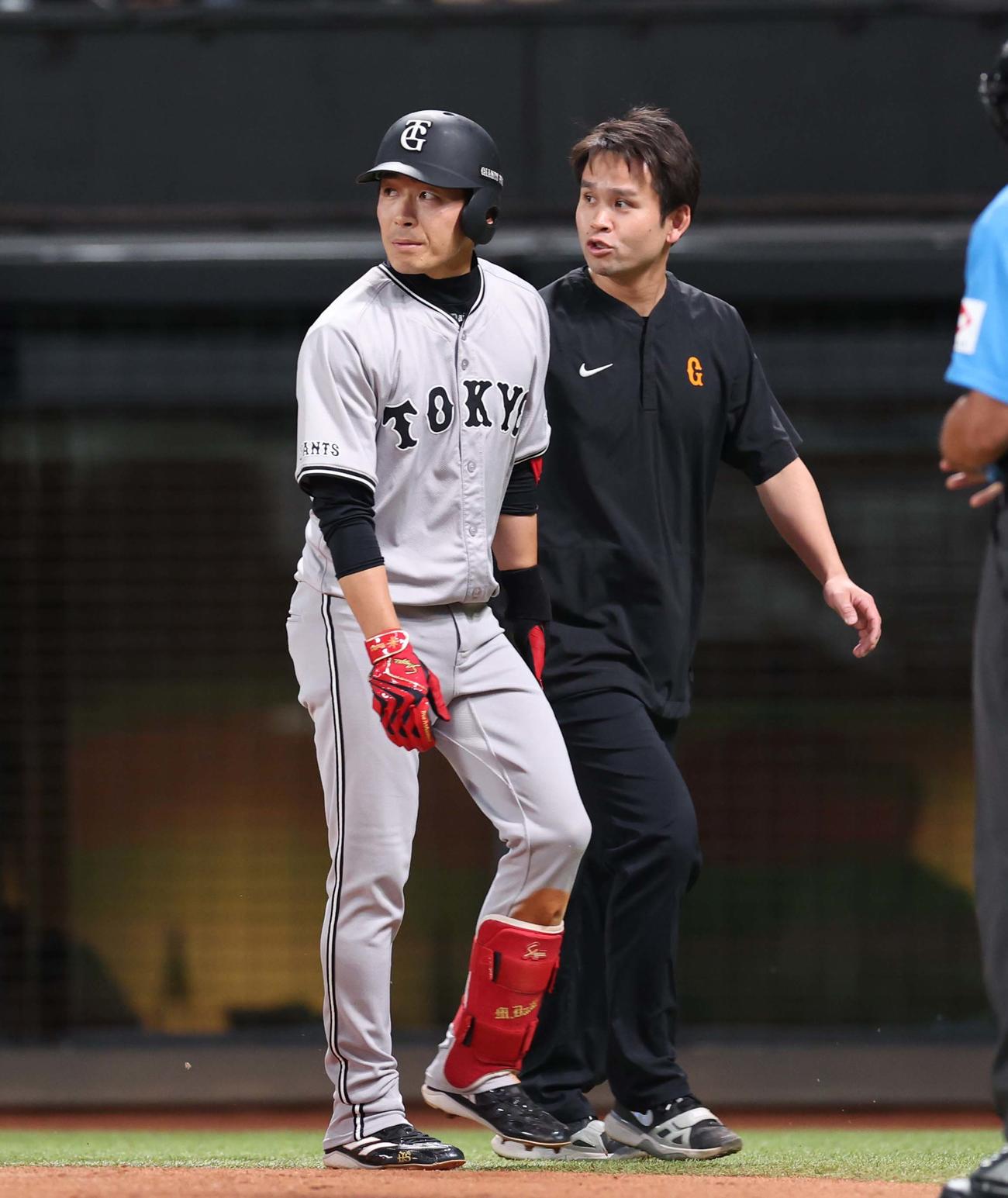 日本ハム対巨人　7回表、負傷し交代する増田大（撮影・黒川智章）