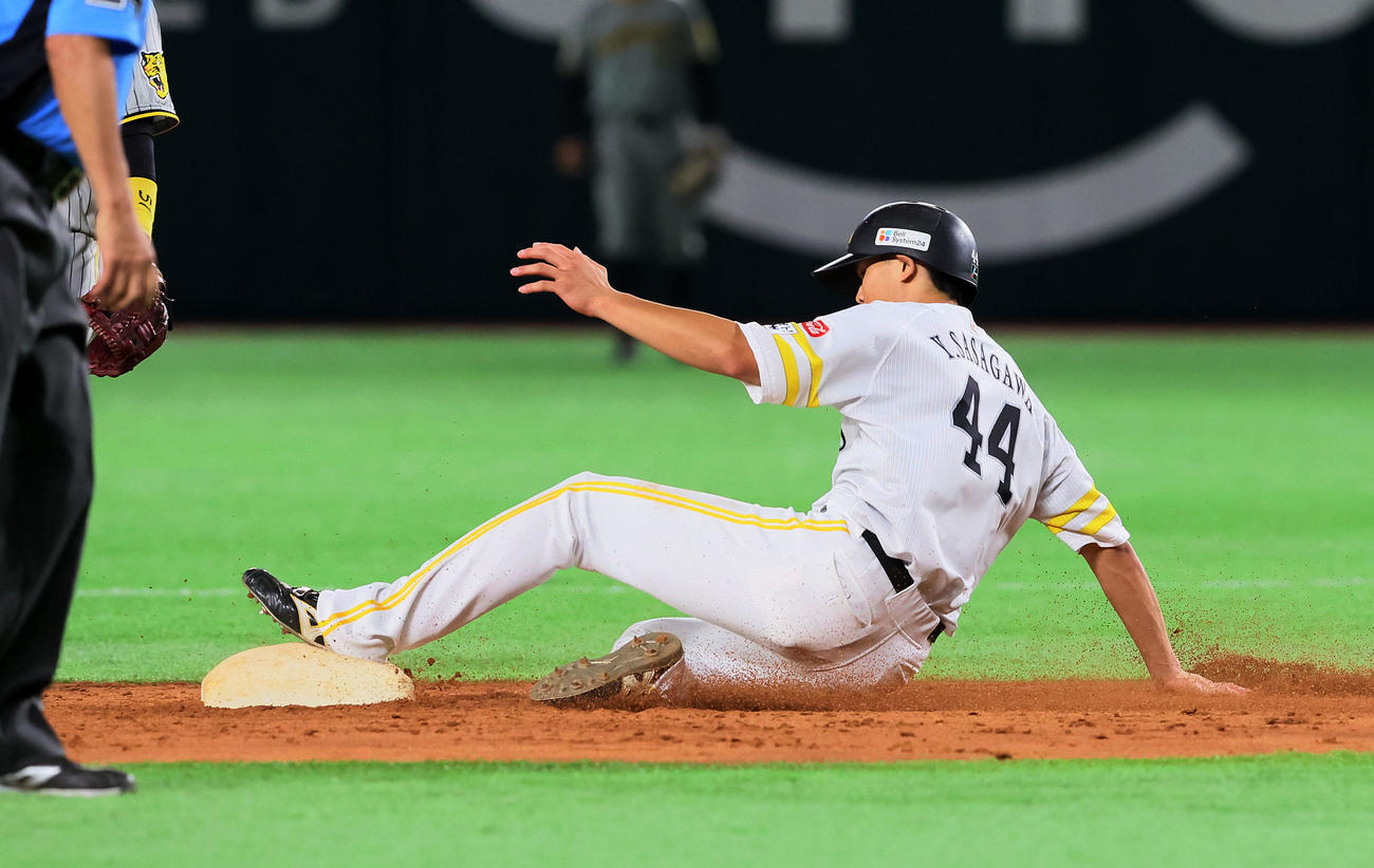 ソフトバンク対阪神　5回裏ソフトバンク2死一塁、一塁走者笹川は打者広瀬のとき二塁盗塁を決める（撮影・加藤哉）