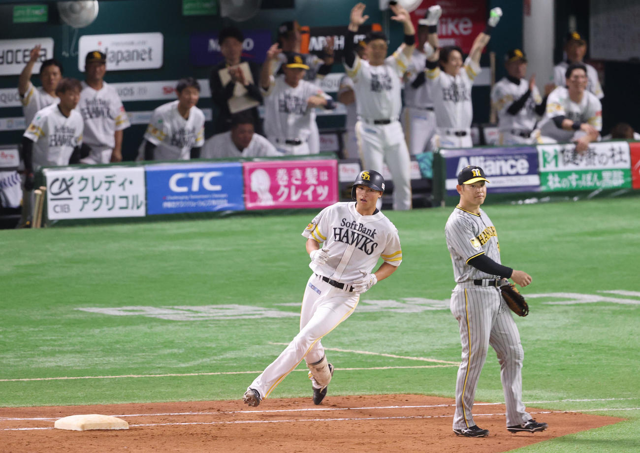 ソフトバンク対阪神　5回裏ソフトバンク2死、笹川はプロ初安打となる中前打を放つ（撮影・梅根麻紀）