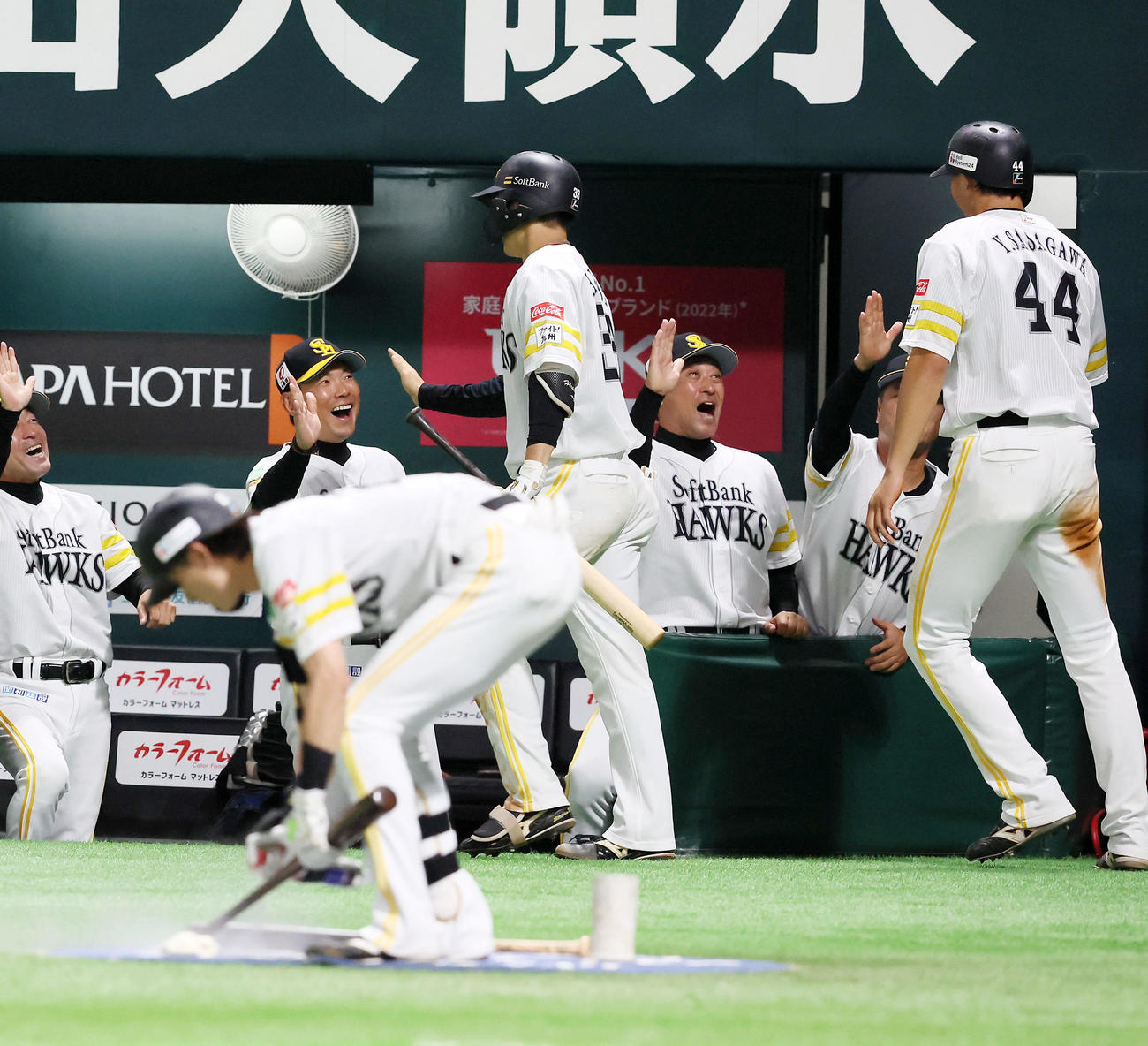 ソフトバンク対阪神　5回裏ソフトバンク2死二塁、小久保監督（左）は左越え2点本塁打を放った広瀬を笑顔で迎える。右は一塁走者笹川（撮影・加藤哉）