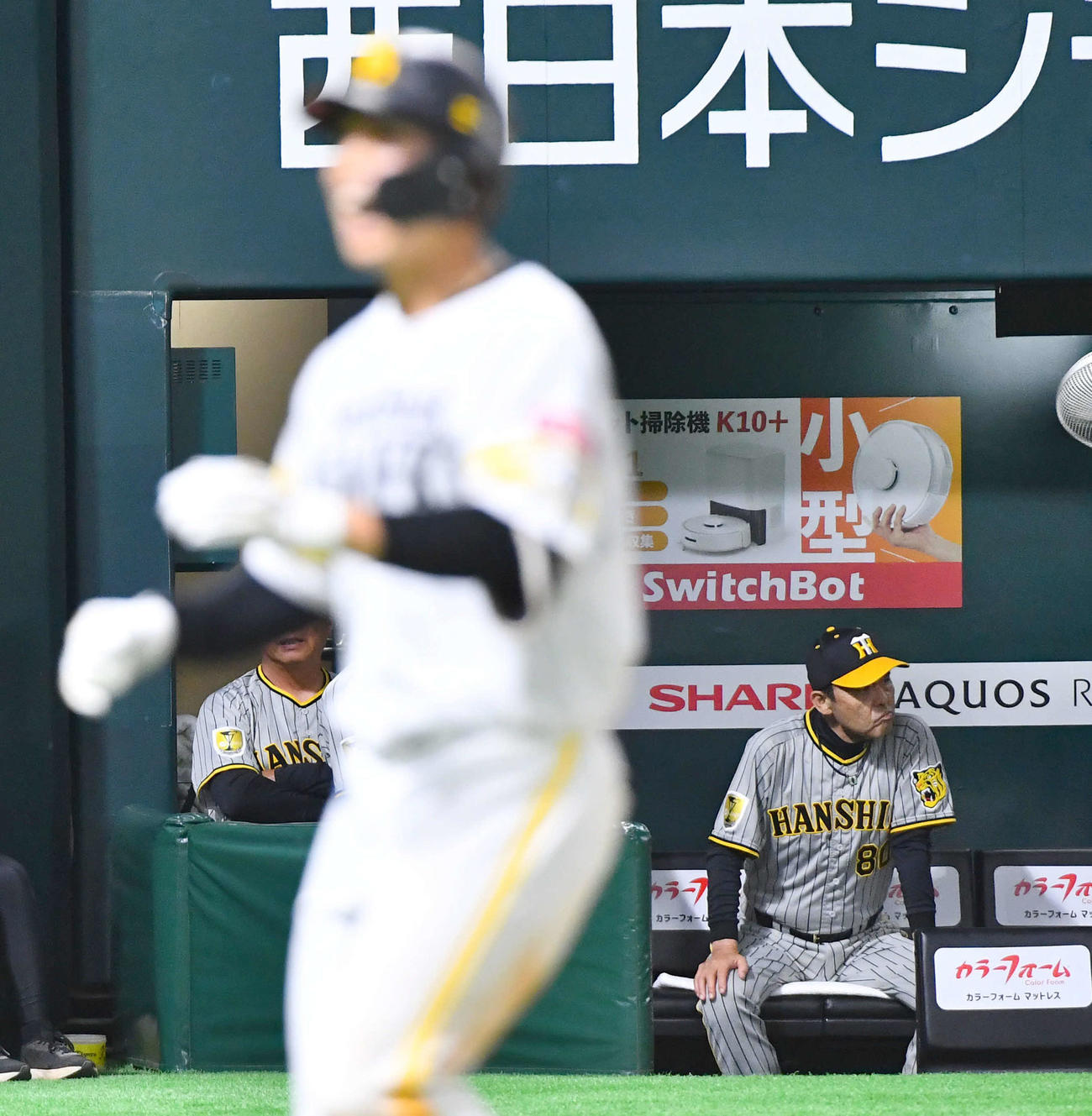 ソフトバンク対阪神　5回裏ソフトバンク2死二塁、広瀬（左）に先制の左越え2点本塁打を打たれ、厳しい表情を見せる岡田監督（撮影・岩下翔太）