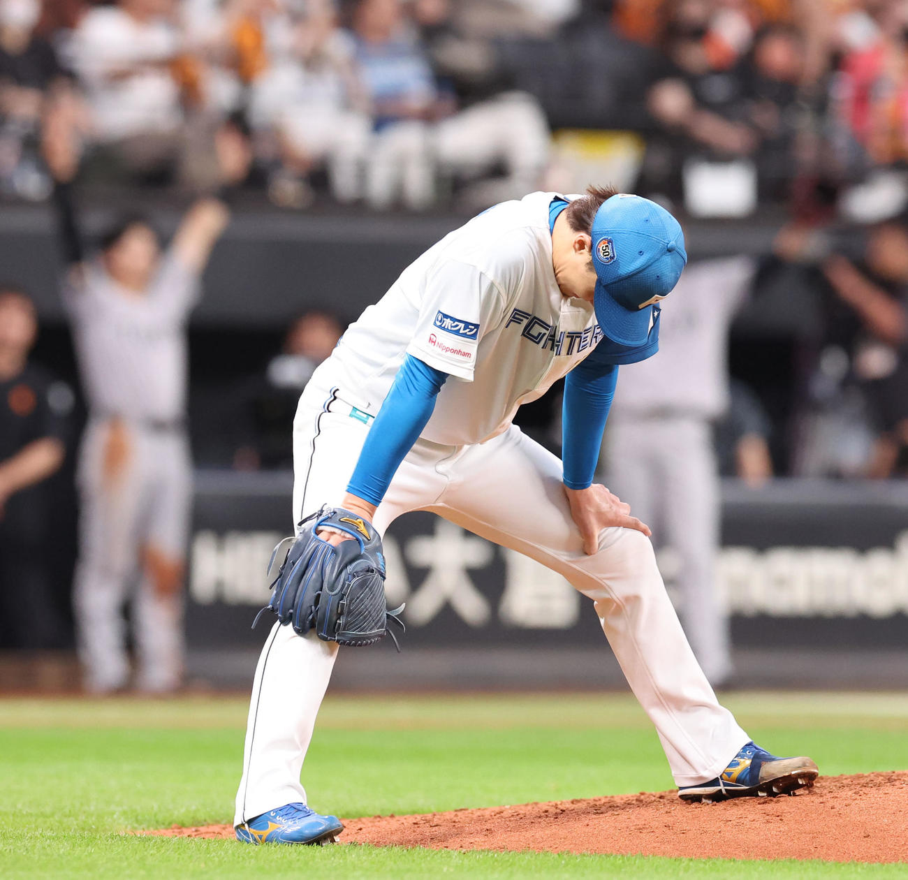 日本ハム対巨人　5回表巨人2死二、三塁、吉川に右越え3点本塁打を浴びる山崎（撮影・佐藤翔太）