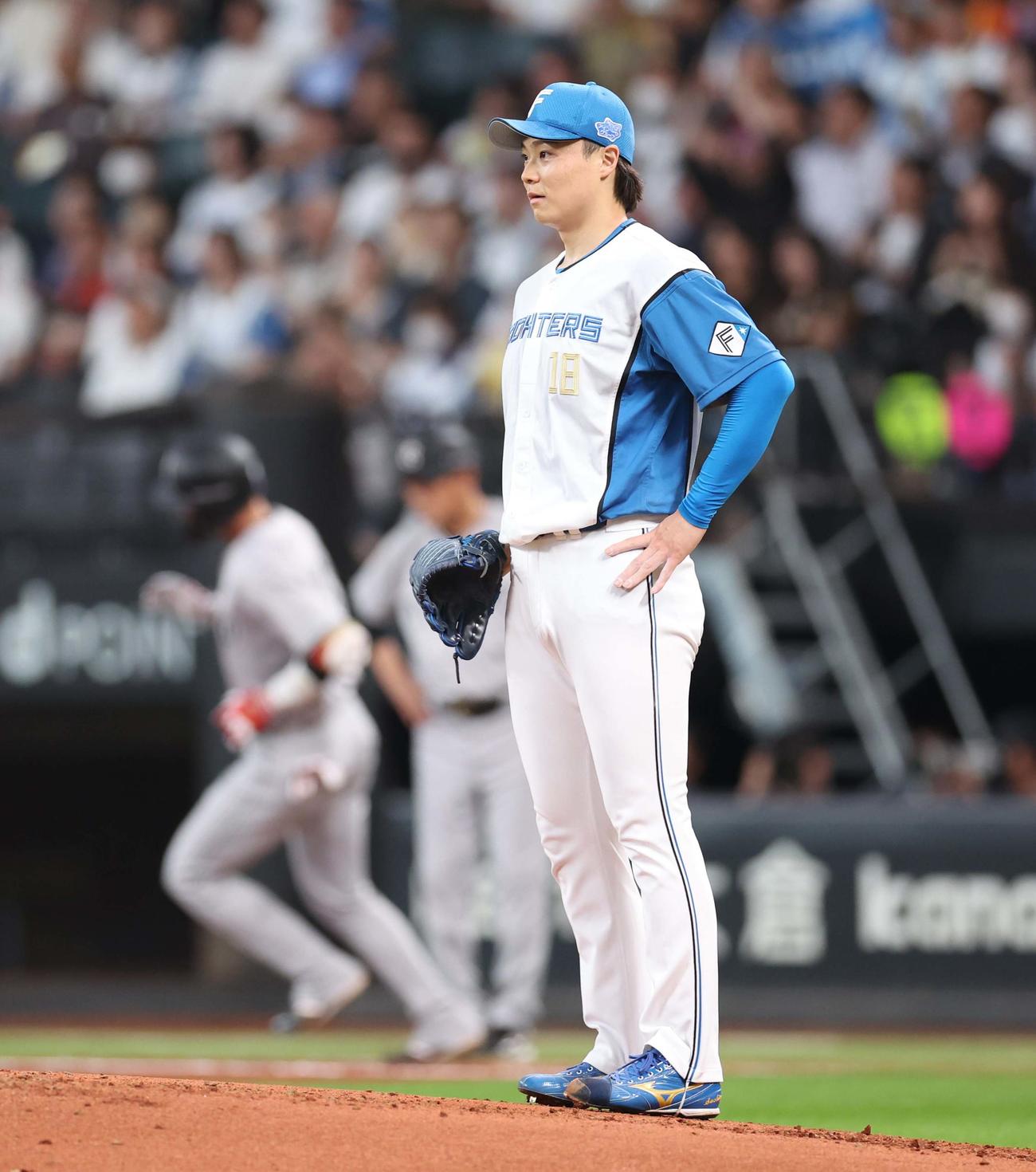 日本ハム対巨人　2回表巨人2死、坂本に左越え本塁打を浴びる山崎（撮影・黒川智章）