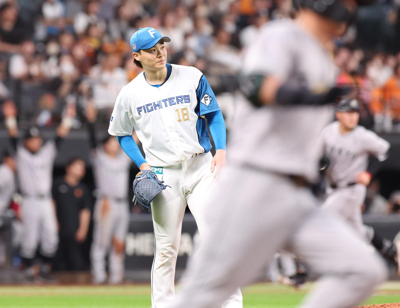 日本ハム対巨人　5回表巨人2死二、三塁、吉川に右越え3点本塁打を浴びる山崎（撮影・佐藤翔太）