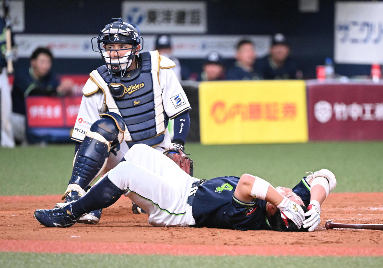 オリックス対ヤクルト　8回表ヤクルト無死、死球を受け倒れ込む丸山（撮影・和賀正仁）