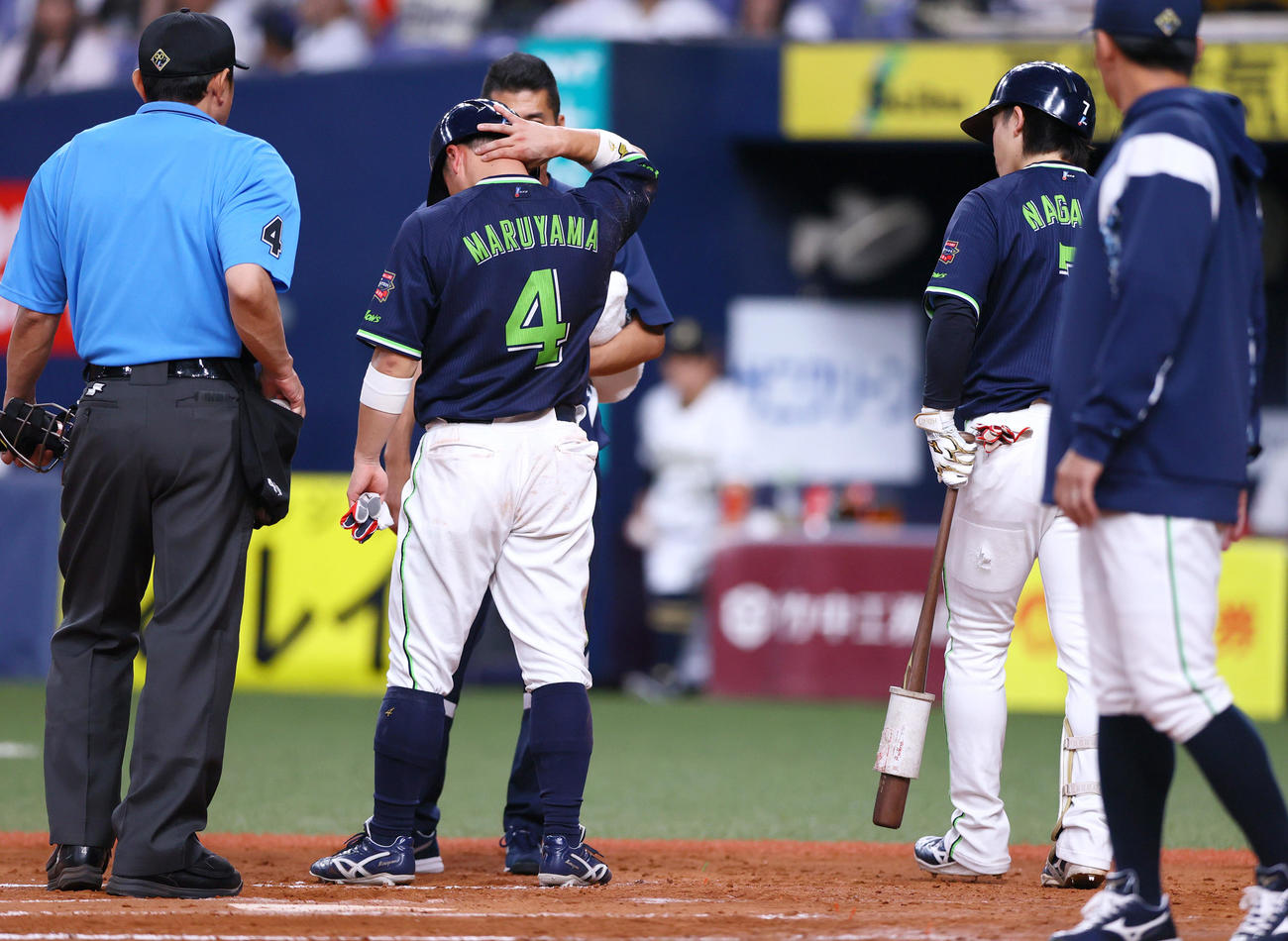 オリックス対ヤクルト　8回表ヤクルト無死、丸山和（4）は死球を受けたが一塁へ向かう（撮影・上山淳一）
