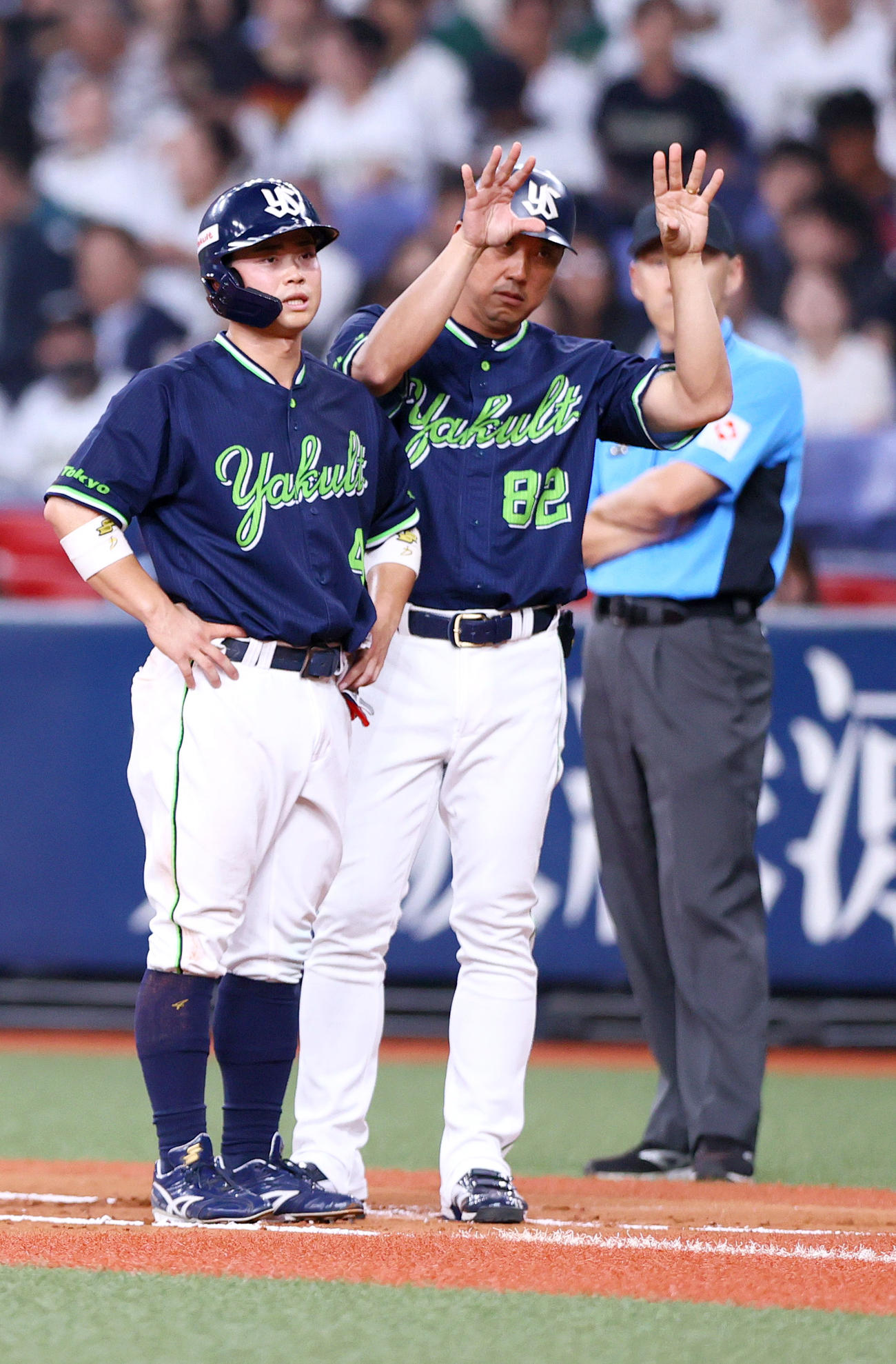 オリックス対ヤクルト　8回表ヤクルト無死、丸山和（左）は死球を受けたが一塁へ向かったが交代する（撮影・上山淳一）