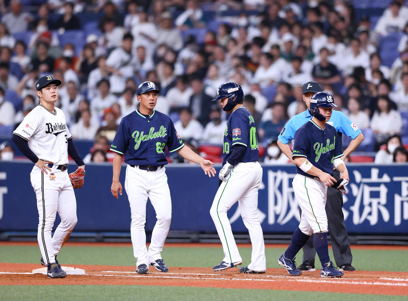 オリックス対ヤクルト　8回表ヤクルト無死、丸山和（右）は死球を受けたが一塁へ向かったが交代する（撮影・上山淳一）