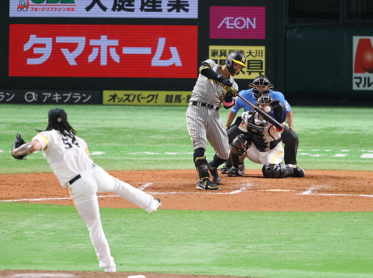 ソフトバンク対阪神　9回表阪神2死一塁、佐藤輝は空振りの三振に終わる（撮影・梅根麻紀）