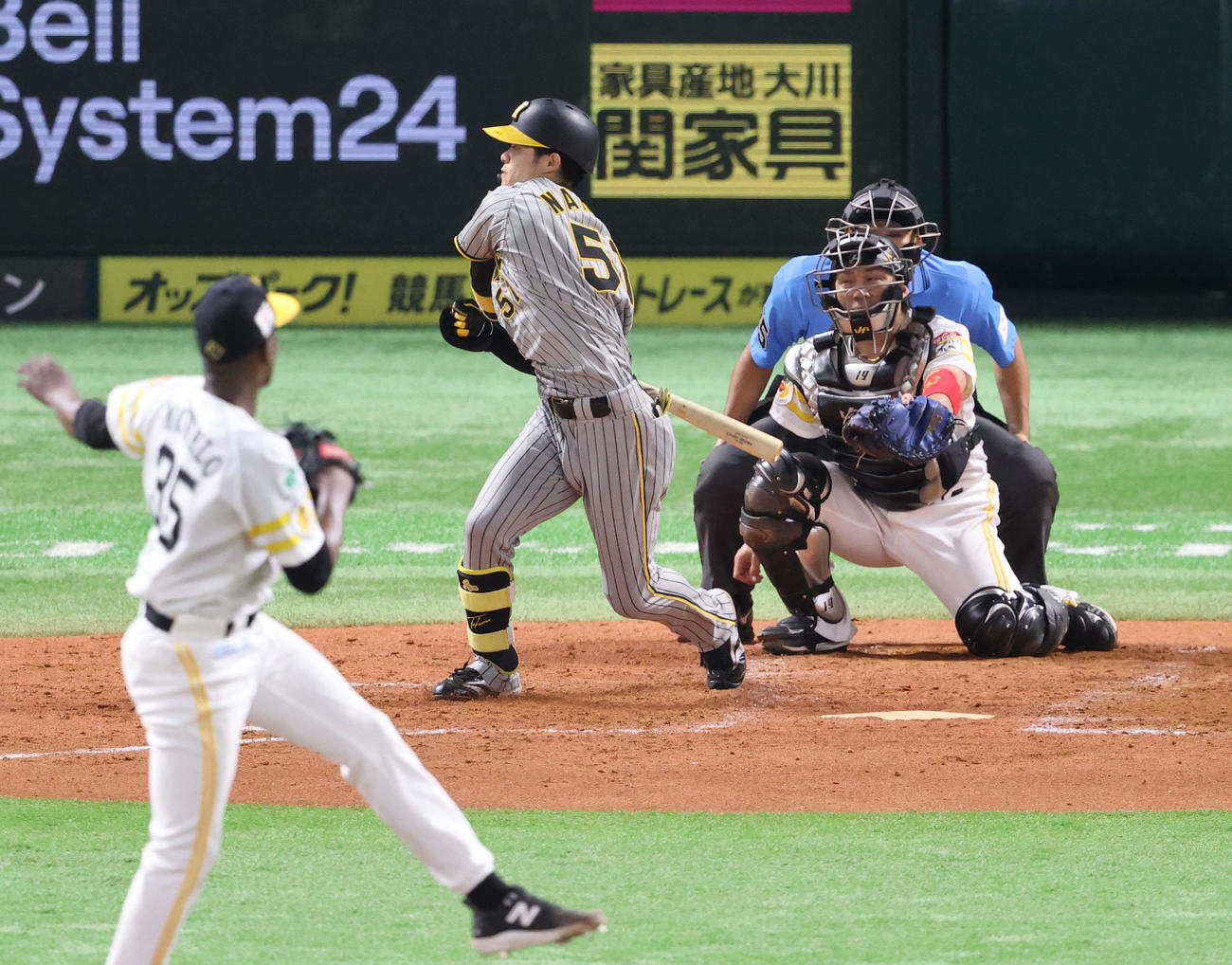 ソフトバンク対阪神　4回表阪神2死二塁、中野は空振りの三振に終わる（撮影・梅根麻紀）