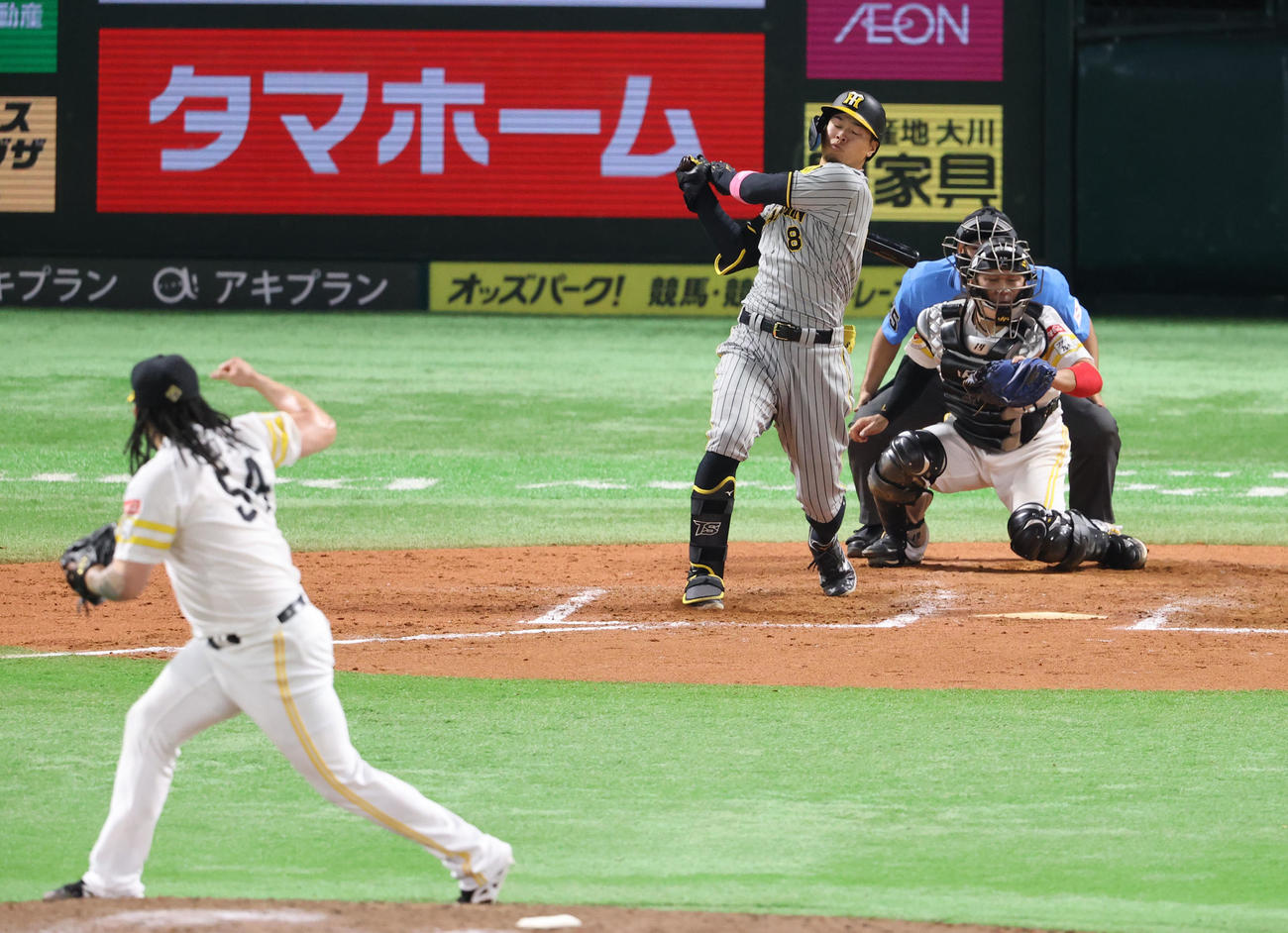 ソフトバンク対阪神　9回表阪神2死一塁、佐藤輝は空振りの三振に終わる（撮影・梅根麻紀）