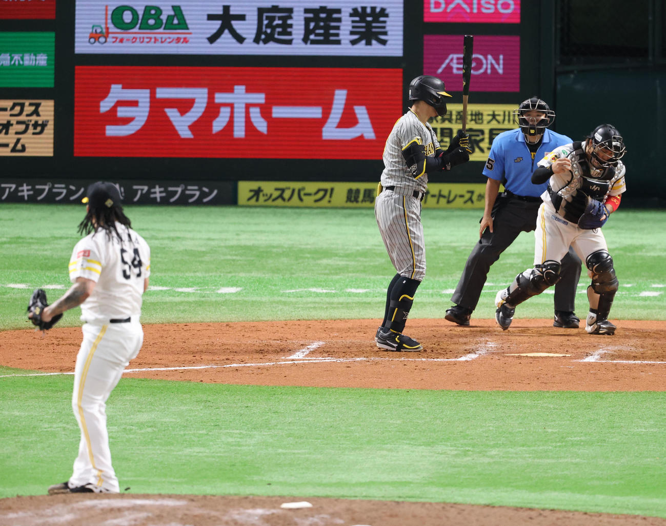 ソフトバンク対阪神　9回表阪神2死一塁、佐藤輝は空振りの三振に終わる（撮影・梅根麻紀）