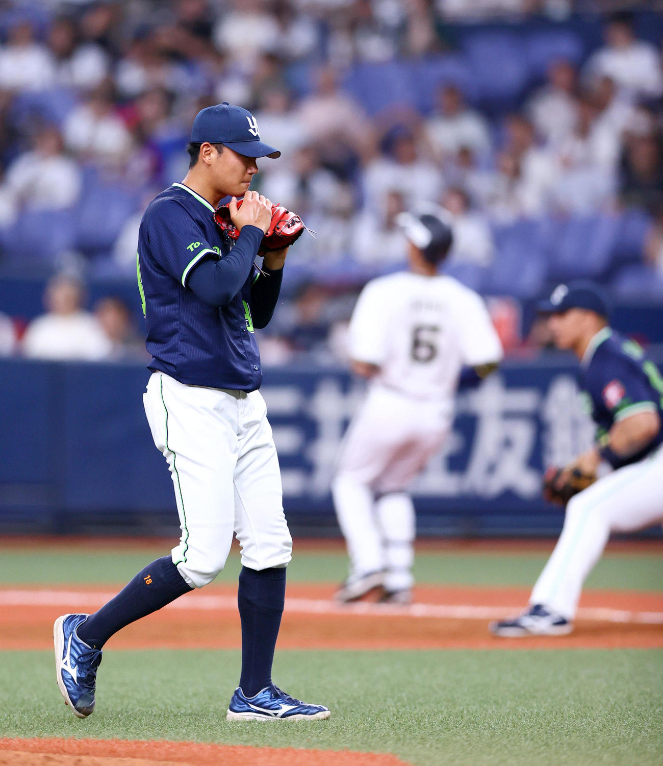 オリックス対ヤクルト　2回裏オリックス無死一塁、奥川は宗を投ゴロ併殺に仕留める（撮影・上山淳一）