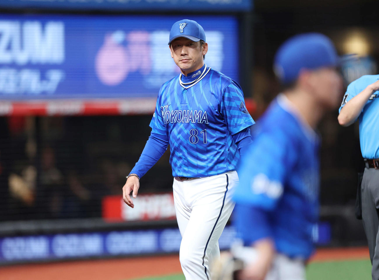西武対DeNA 9回裏、選手交代を告げベンチに下がるDeNA三浦監督（撮影・宮地輝）