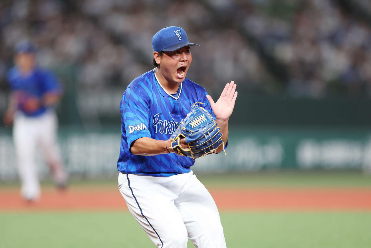 西武対DeNA 5回裏西武2死一、二塁、栗山を一ゴロに抑えグラブをたたく浜口（撮影・宮地輝）