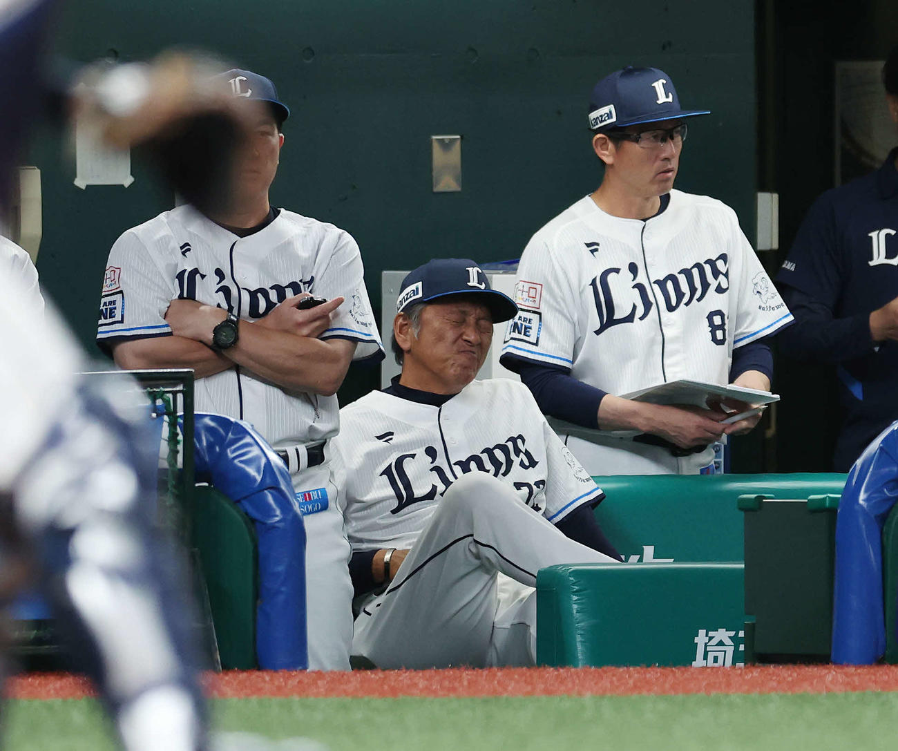 西武対DeNA　ベンチで厳しい表情の西武渡辺GM兼監督代行（中央）（撮影・宮地輝）